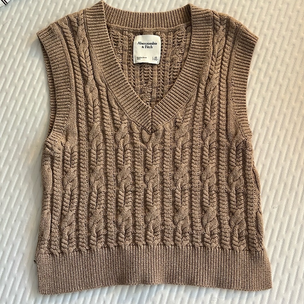 ABERCROMBIE & FITCH Brown Cableknit Sweater Vest. Size XS